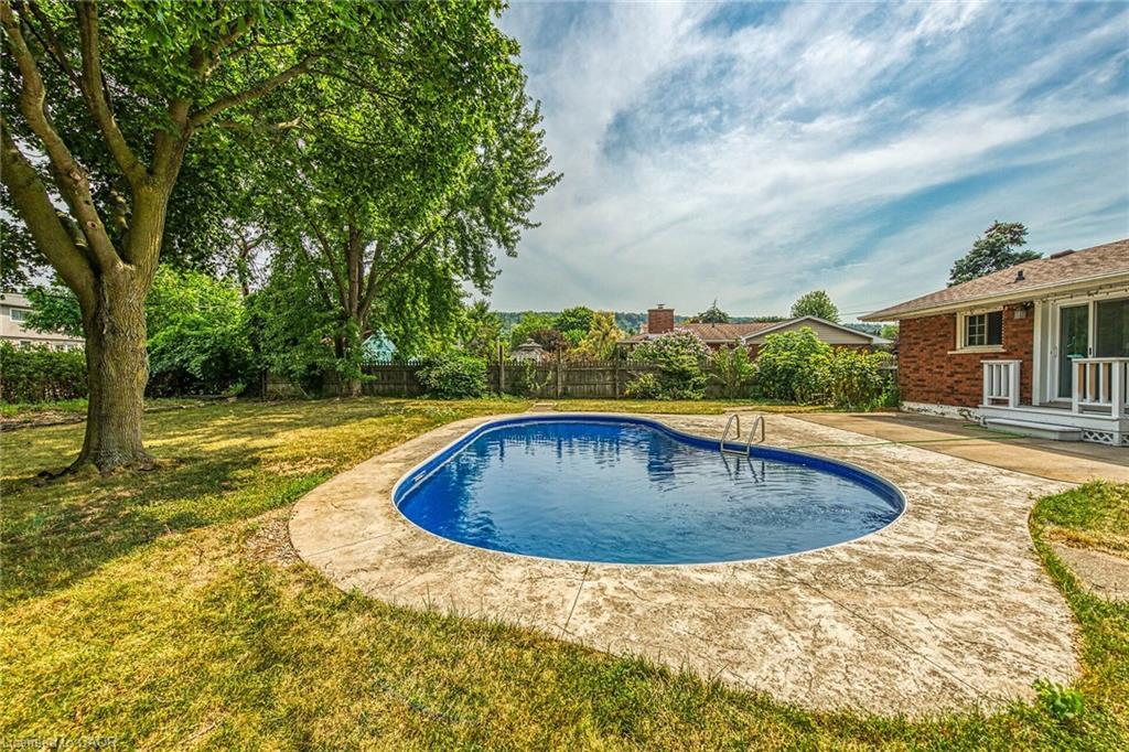 46 Oriole Crescent, Grimsby, ON - Outdoor With In Ground Pool With Backyard