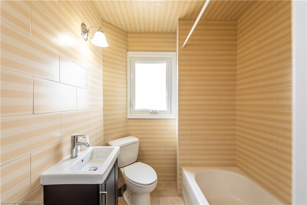 49 Cameron Avenue N, Hamilton, ON - Indoor Photo Showing Bathroom