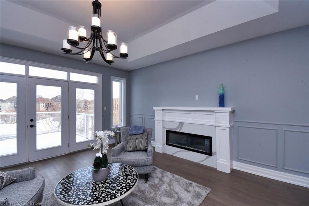 21-40 Heath Street, Brantford, ON - Indoor Photo Showing Living Room With Fireplace