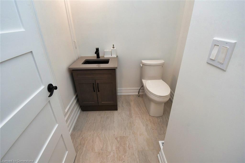 21-40 Heath Street, Brantford, ON - Indoor Photo Showing Bathroom