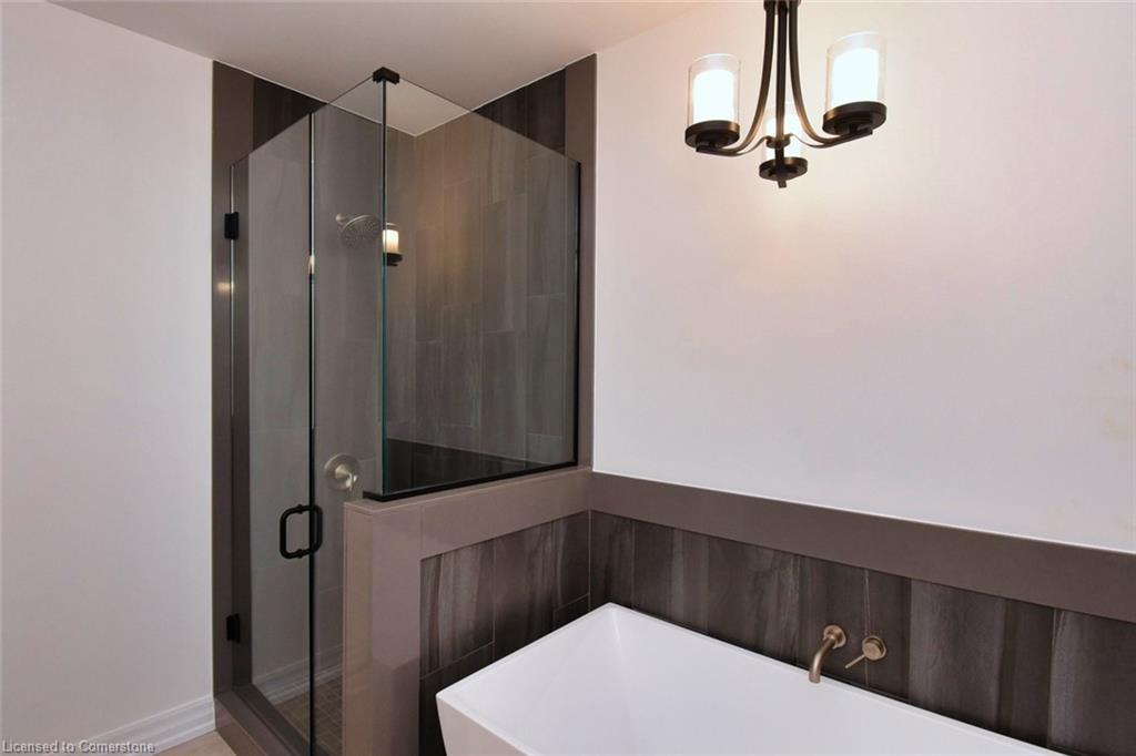 21-40 Heath Street, Brantford, ON - Indoor Photo Showing Bathroom