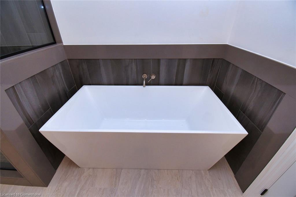 21-40 Heath Street, Brantford, ON - Indoor Photo Showing Bathroom