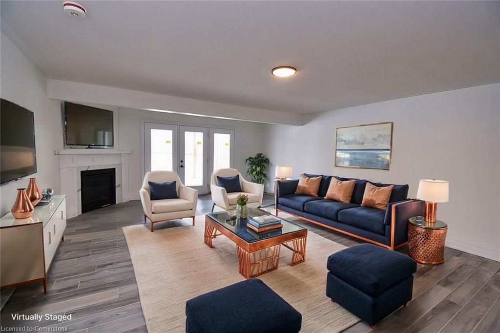 21-40 Heath Street, Brantford, ON - Indoor Photo Showing Living Room With Fireplace