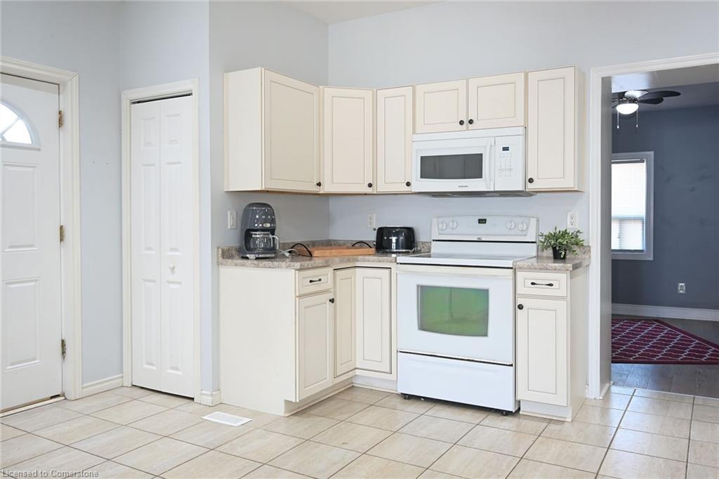 200 Kensington Avenue N, Hamilton, ON - Indoor Photo Showing Kitchen