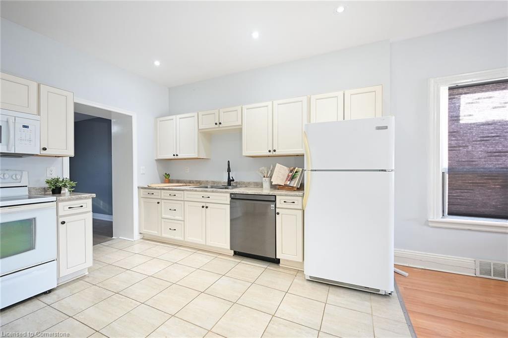 200 Kensington Avenue N, Hamilton, ON - Indoor Photo Showing Kitchen
