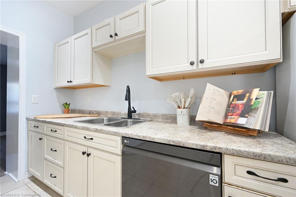200 Kensington Avenue N, Hamilton, ON - Indoor Photo Showing Kitchen With Double Sink