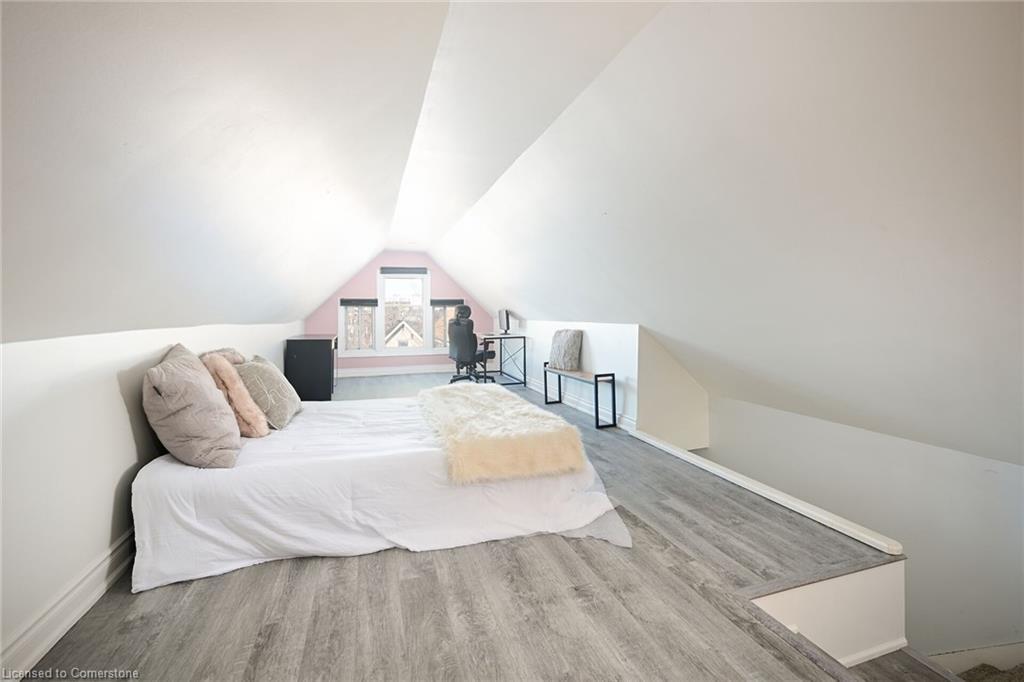 200 Kensington Avenue N, Hamilton, ON - Indoor Photo Showing Bedroom