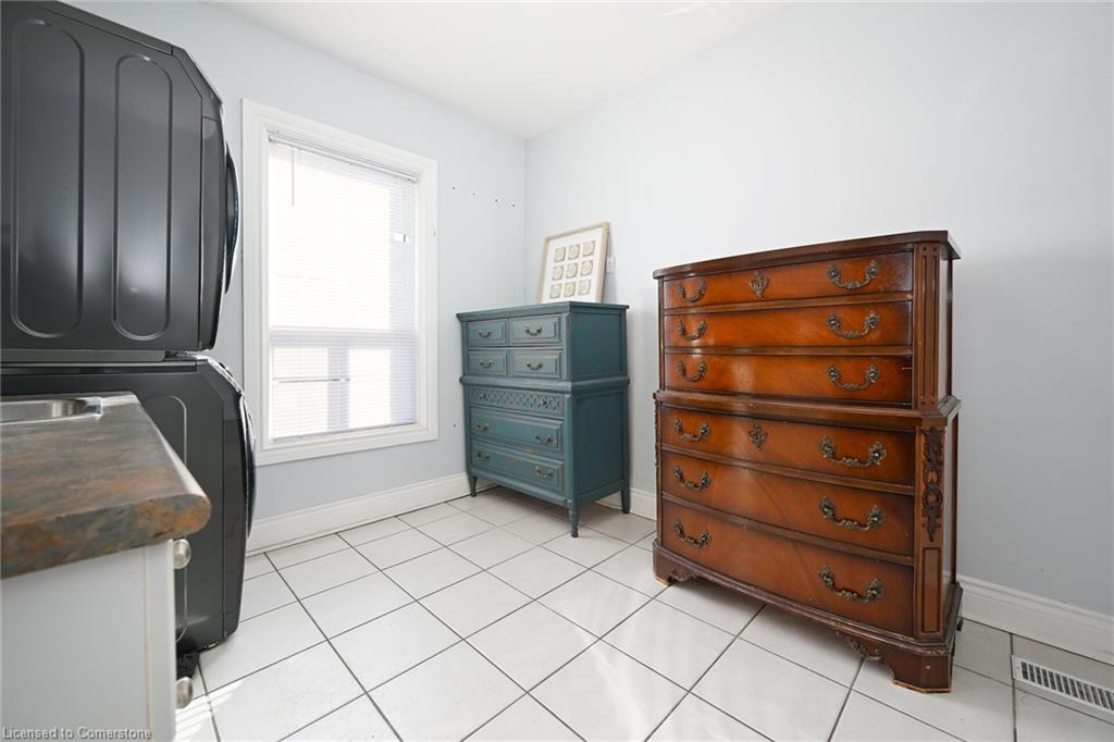 200 Kensington Avenue N, Hamilton, ON - Indoor