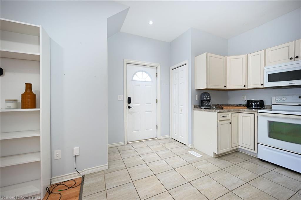 200 Kensington Avenue N, Hamilton, ON - Indoor Photo Showing Kitchen