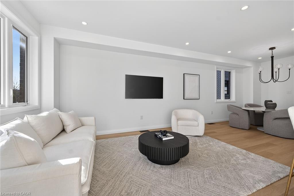 29 Kingfisher Drive, Hamilton, ON - Indoor Photo Showing Living Room