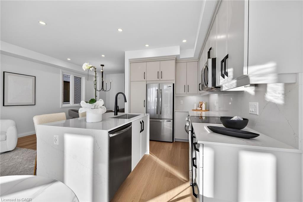 29 Kingfisher Drive, Hamilton, ON - Indoor Photo Showing Kitchen With Upgraded Kitchen