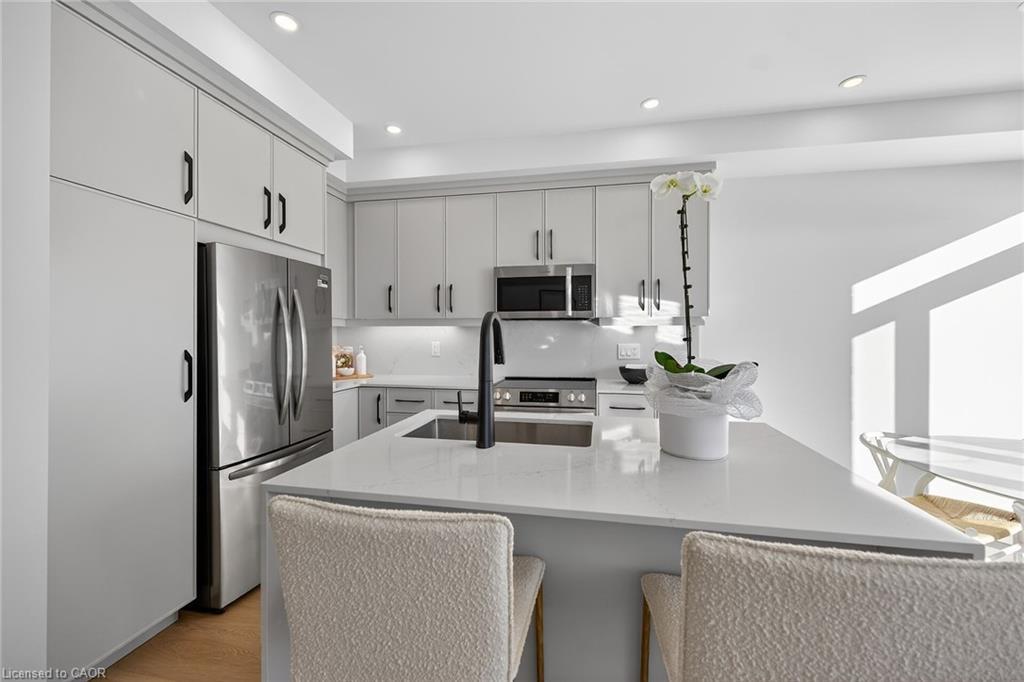 29 Kingfisher Drive, Hamilton, ON - Indoor Photo Showing Kitchen With Double Sink With Upgraded Kitchen