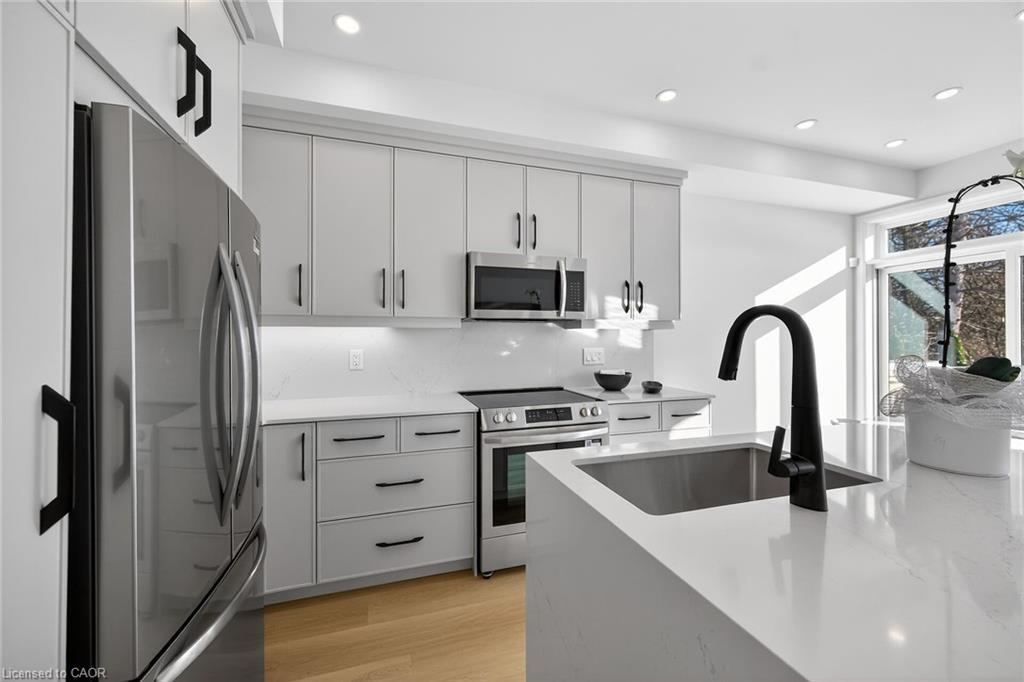 29 Kingfisher Drive, Hamilton, ON - Indoor Photo Showing Kitchen With Upgraded Kitchen