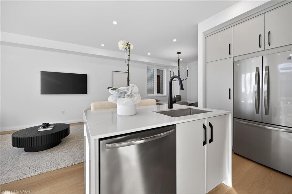 29 Kingfisher Drive, Hamilton, ON - Indoor Photo Showing Kitchen With Upgraded Kitchen