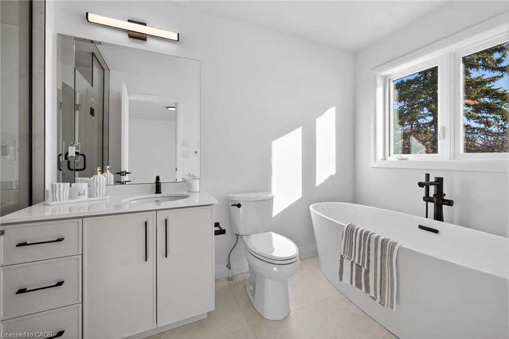 29 Kingfisher Drive, Hamilton, ON - Indoor Photo Showing Bathroom