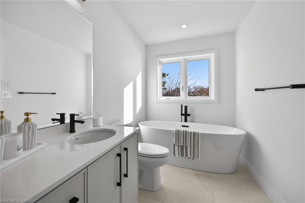 29 Kingfisher Drive, Hamilton, ON - Indoor Photo Showing Bathroom