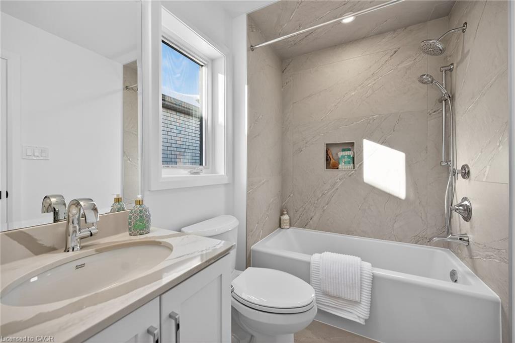 29 Kingfisher Drive, Hamilton, ON - Indoor Photo Showing Bathroom