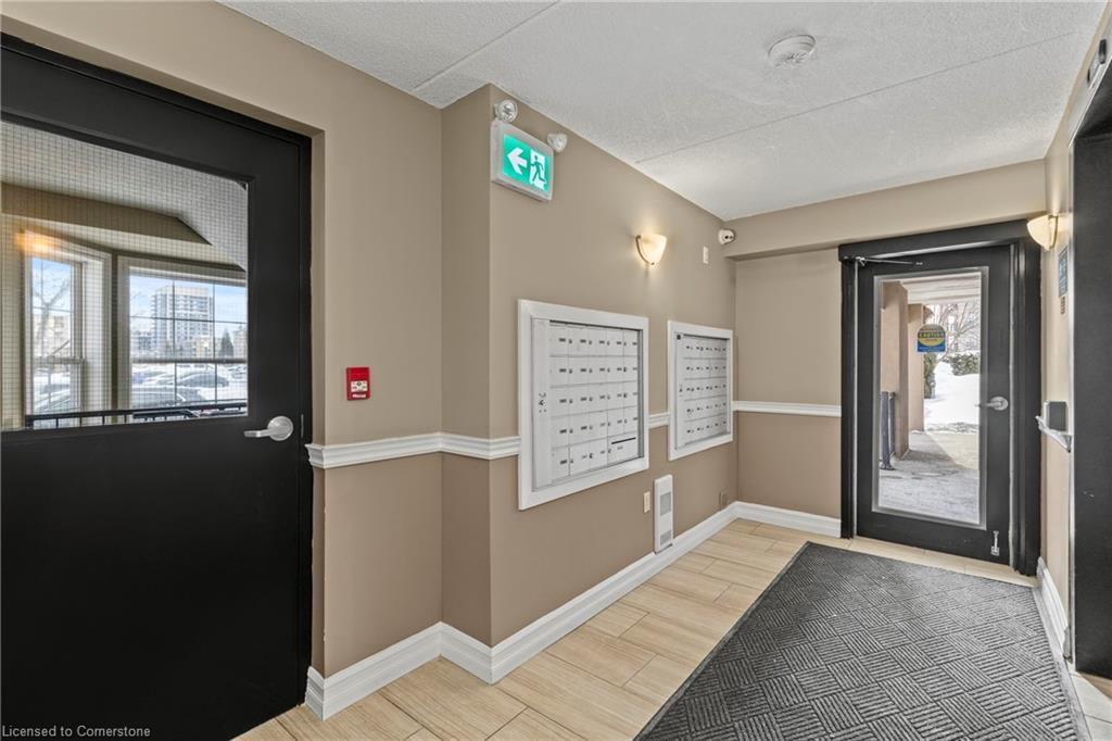407-2075 Appleby Line, Burlington, ON - Indoor Photo Showing Other Room