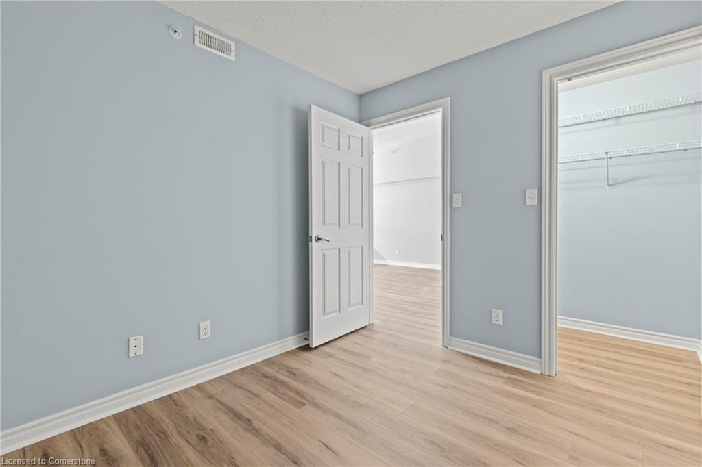 407-2075 Appleby Line, Burlington, ON - Indoor Photo Showing Other Room