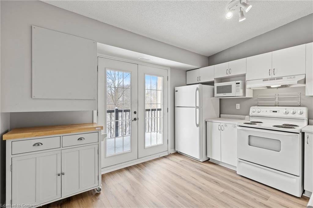 407-2075 Appleby Line, Burlington, ON - Indoor Photo Showing Kitchen