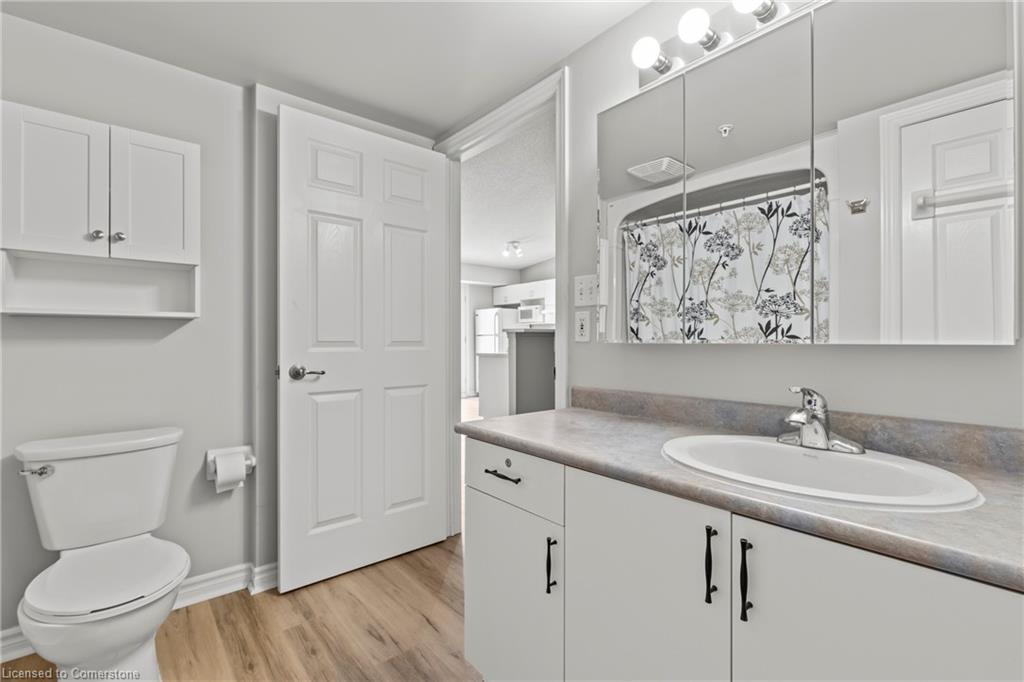 407-2075 Appleby Line, Burlington, ON - Indoor Photo Showing Bathroom