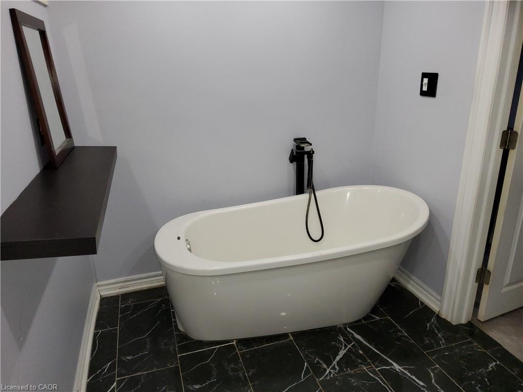 7 Usher Street, Brantford, ON - Indoor Photo Showing Bathroom