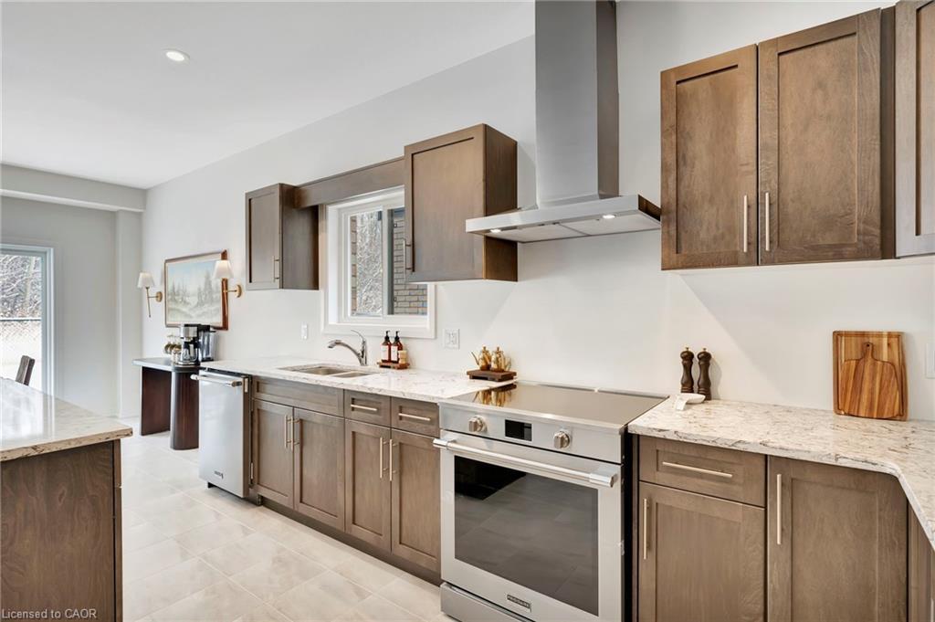 49 Willson Drive, Thorold, ON - Indoor Photo Showing Kitchen With Upgraded Kitchen