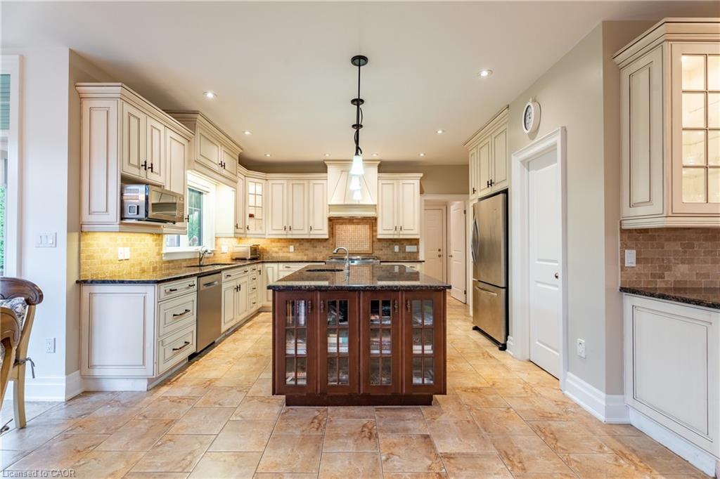 2 Bunny Glen Drive, Niagara-On-The-Lake, ON - Indoor Photo Showing Kitchen With Upgraded Kitchen