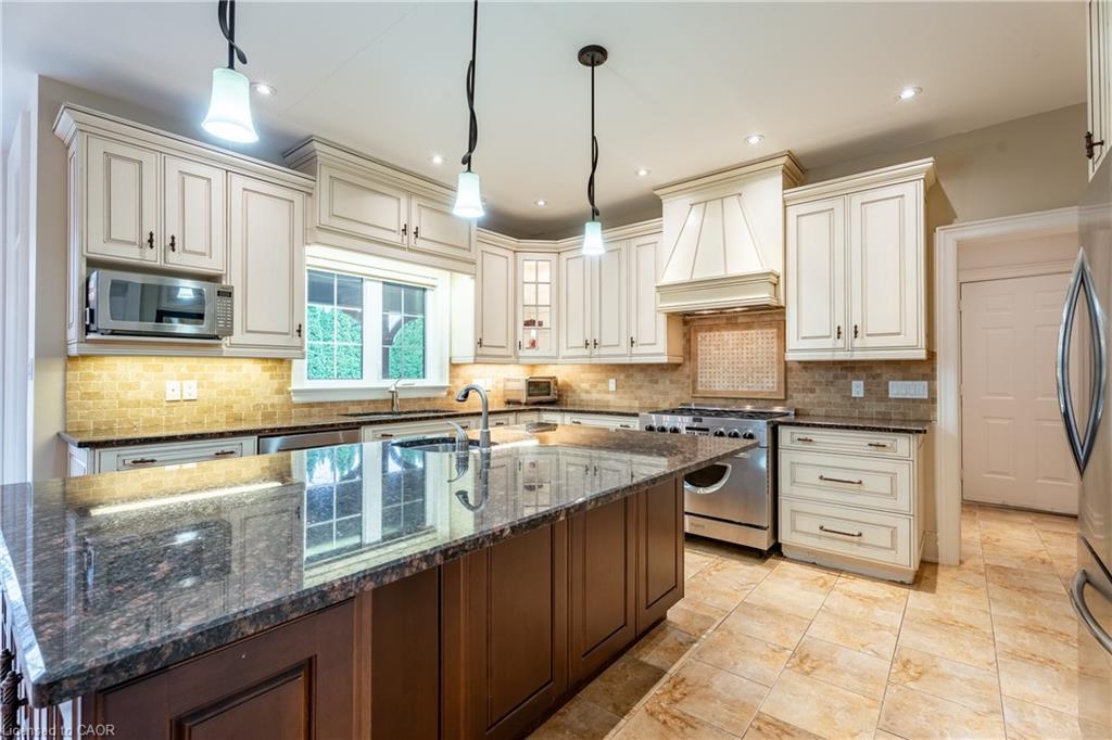 2 Bunny Glen Drive, Niagara-On-The-Lake, ON - Indoor Photo Showing Kitchen With Upgraded Kitchen