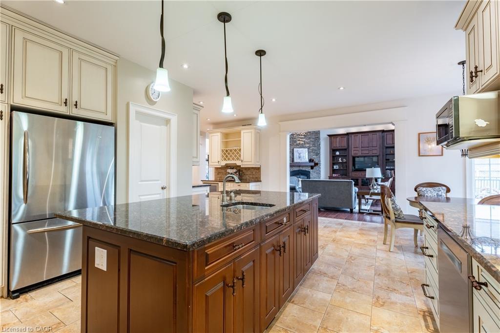 2 Bunny Glen Drive, Niagara-On-The-Lake, ON - Indoor Photo Showing Kitchen With Upgraded Kitchen