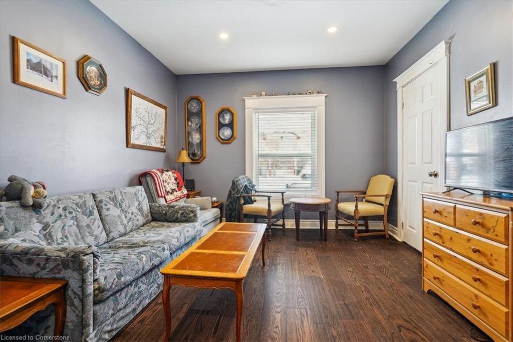 341 George Street S, Peterborough, ON - Indoor Photo Showing Living Room