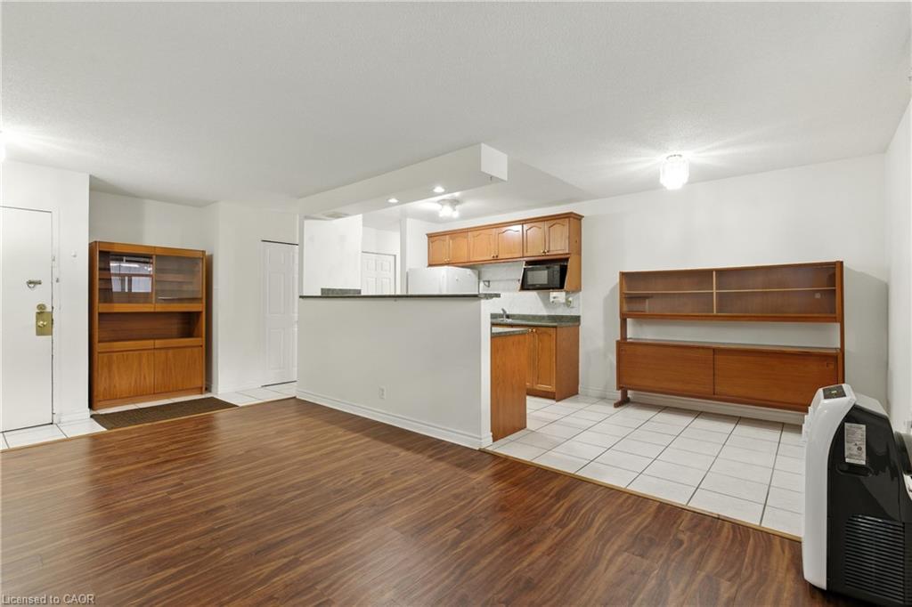 102-264 Oakdale Avenue, St. Catharines, ON - Indoor Photo Showing Kitchen