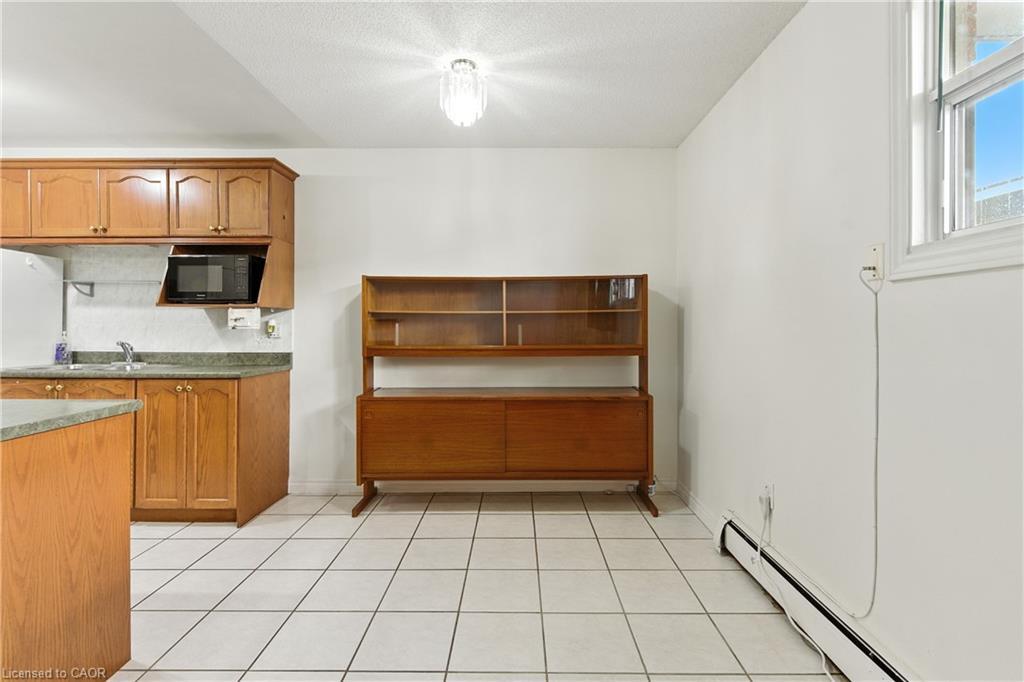 102-264 Oakdale Avenue, St. Catharines, ON - Indoor Photo Showing Kitchen