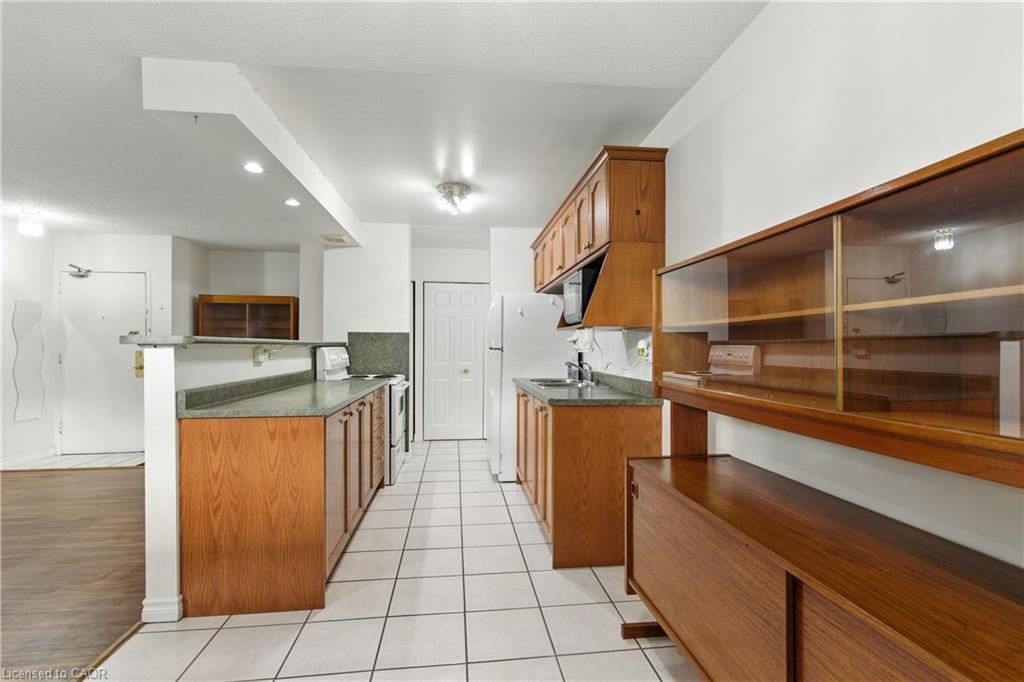 102-264 Oakdale Avenue, St. Catharines, ON - Indoor Photo Showing Kitchen