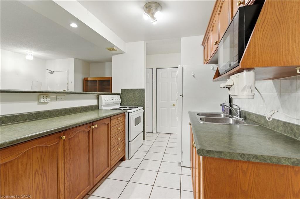 102-264 Oakdale Avenue, St. Catharines, ON - Indoor Photo Showing Kitchen With Double Sink