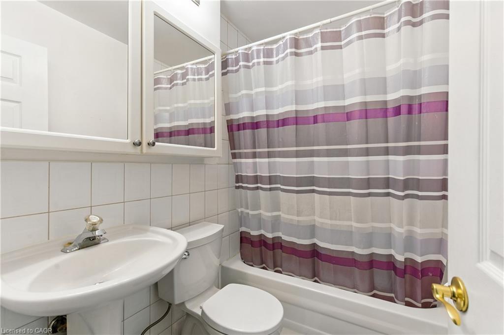102-264 Oakdale Avenue, St. Catharines, ON - Indoor Photo Showing Bathroom