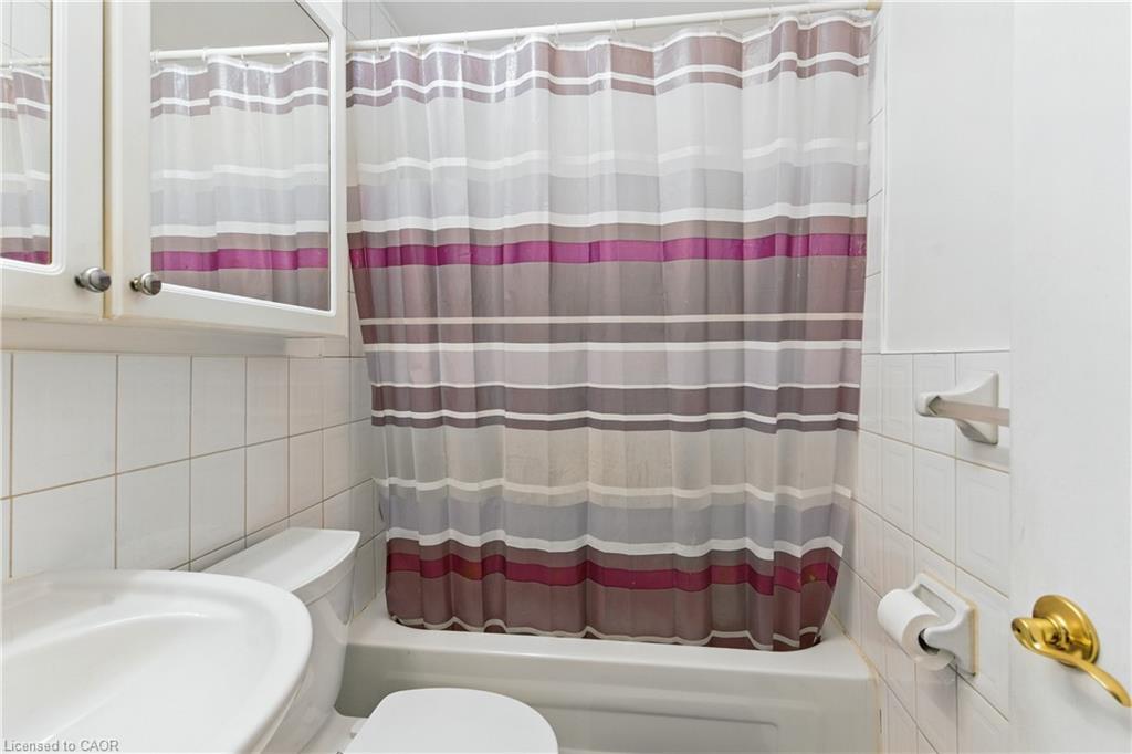 102-264 Oakdale Avenue, St. Catharines, ON - Indoor Photo Showing Bathroom