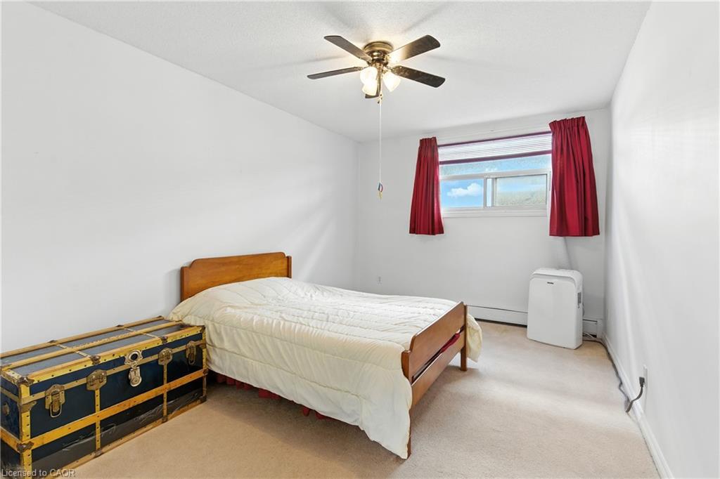 102-264 Oakdale Avenue, St. Catharines, ON - Indoor Photo Showing Bedroom