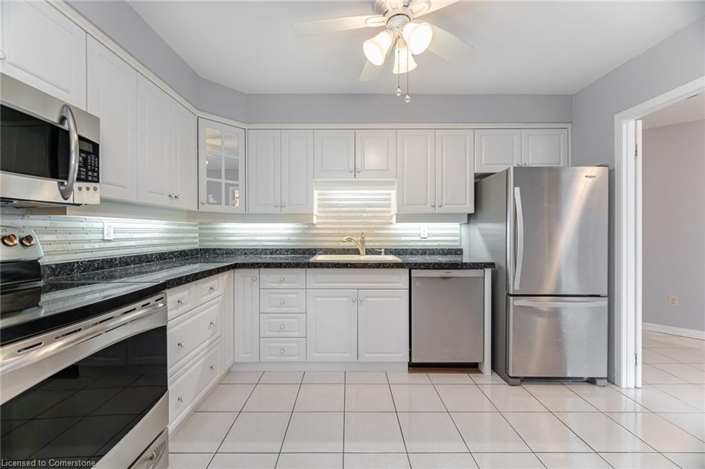 201-166 Mountain Park Avenue, Hamilton, ON - Indoor Photo Showing Kitchen