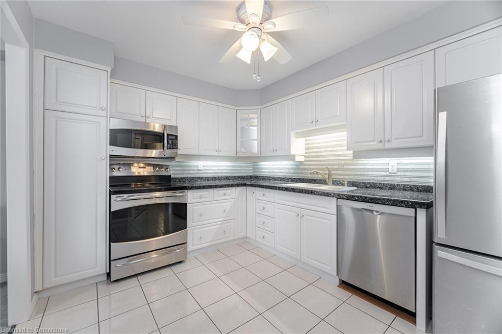 201-166 Mountain Park Avenue, Hamilton, ON - Indoor Photo Showing Kitchen