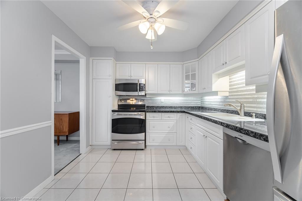 201-166 Mountain Park Avenue, Hamilton, ON - Indoor Photo Showing Kitchen
