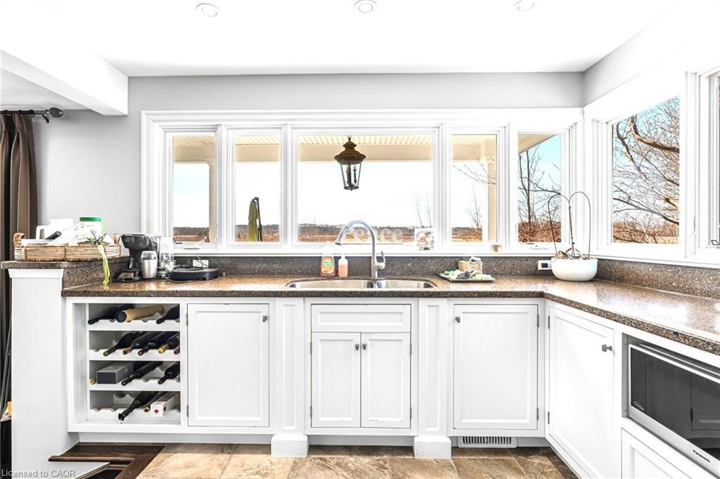915 Queenston Road, Niagara-On-The-Lake, ON - Indoor Photo Showing Kitchen With Double Sink