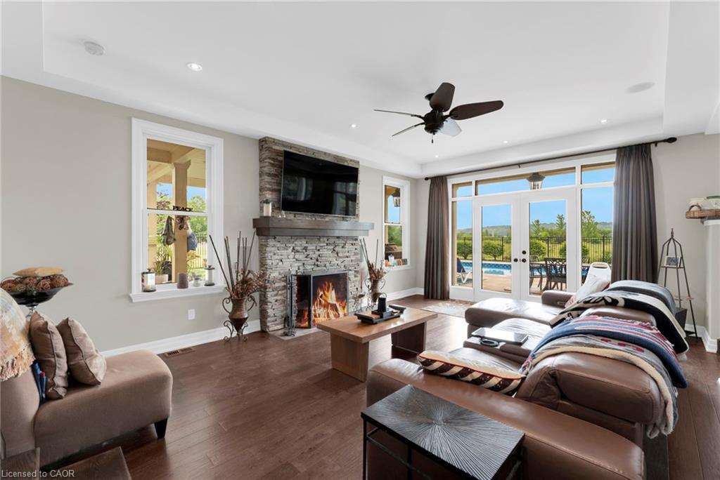 915 Queenston Road, Niagara-On-The-Lake, ON - Indoor Photo Showing Living Room With Fireplace