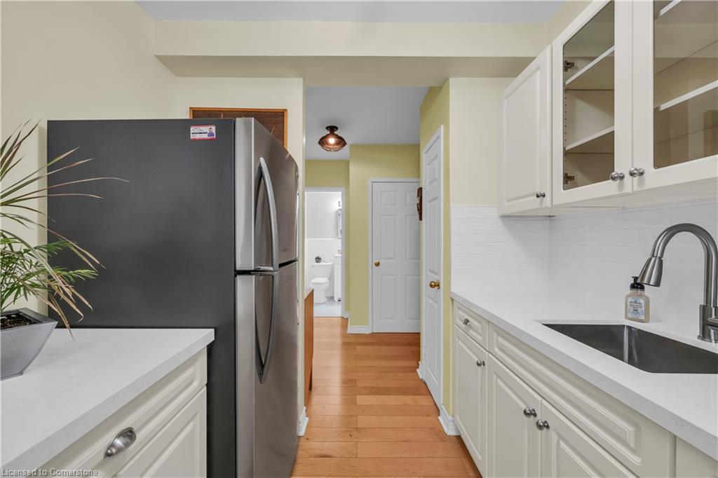 108-1377 Lakeshore Road, Burlington, ON - Indoor Photo Showing Kitchen