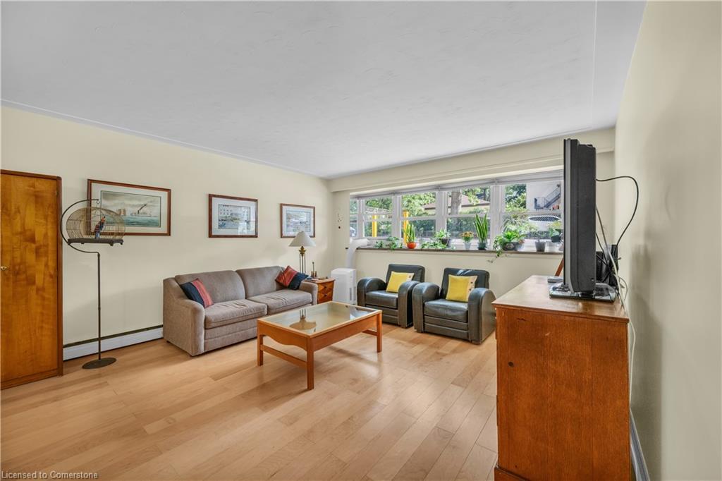 108-1377 Lakeshore Road, Burlington, ON - Indoor Photo Showing Living Room