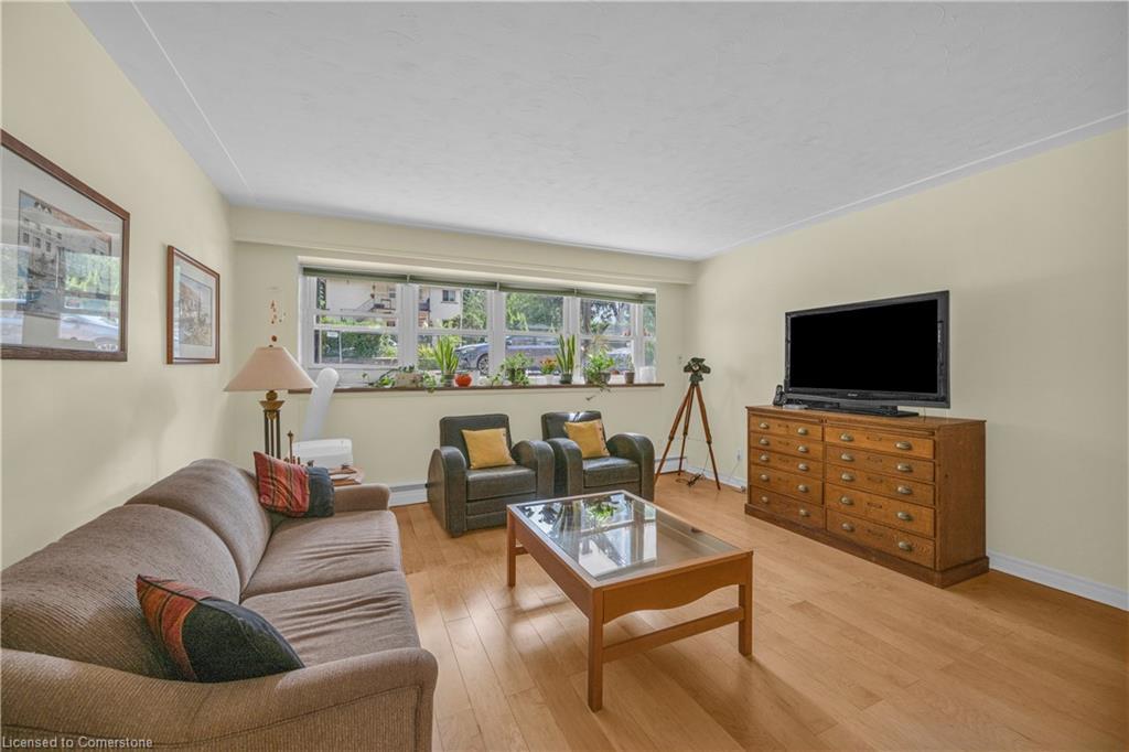 108-1377 Lakeshore Road, Burlington, ON - Indoor Photo Showing Living Room