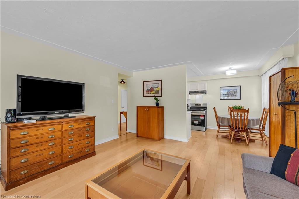 108-1377 Lakeshore Road, Burlington, ON - Indoor Photo Showing Living Room