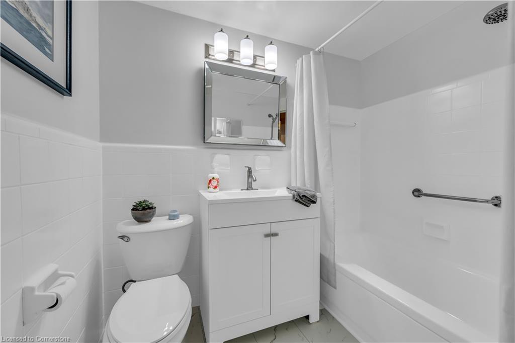 108-1377 Lakeshore Road, Burlington, ON - Indoor Photo Showing Bathroom