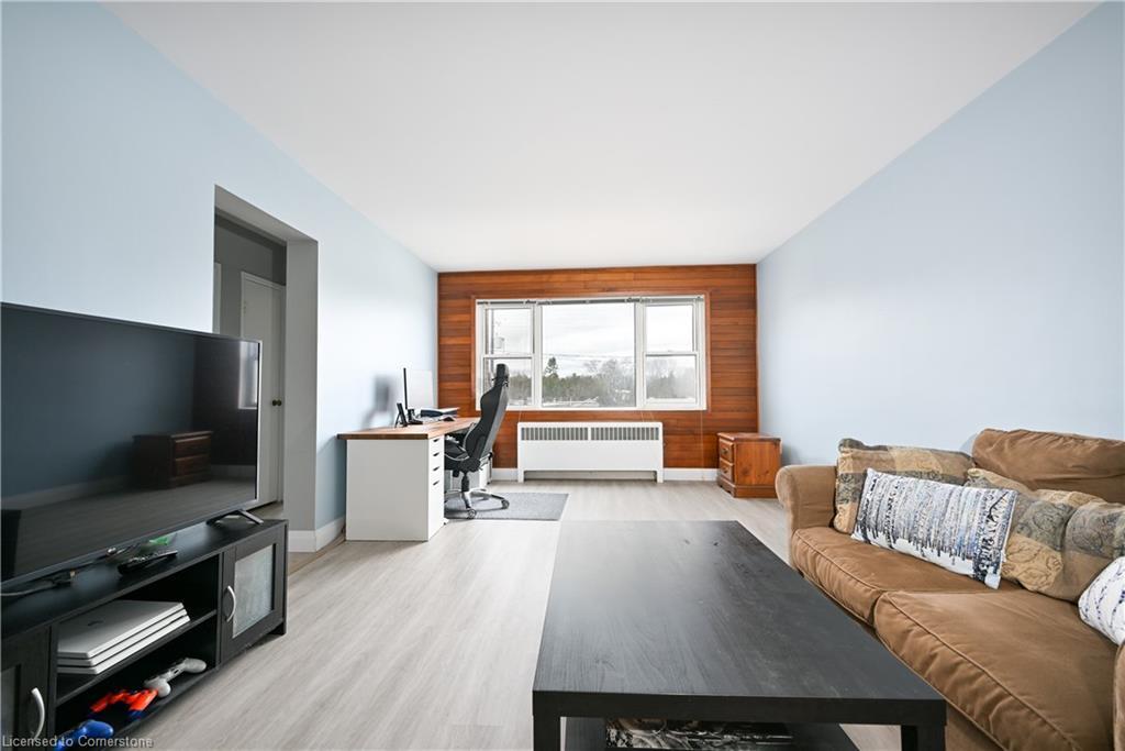 11-2418 New Street, Burlington, ON - Indoor Photo Showing Living Room