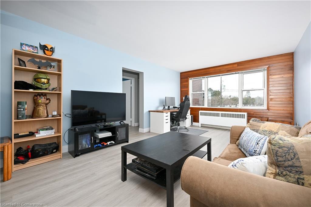 11-2418 New Street, Burlington, ON - Indoor Photo Showing Living Room